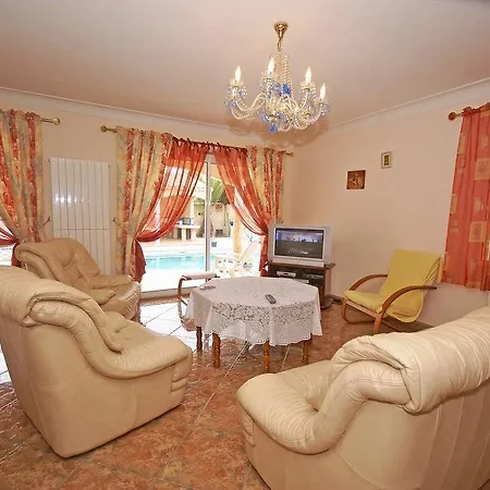빌라 Modern House With Large Pool On The Outskirts Of